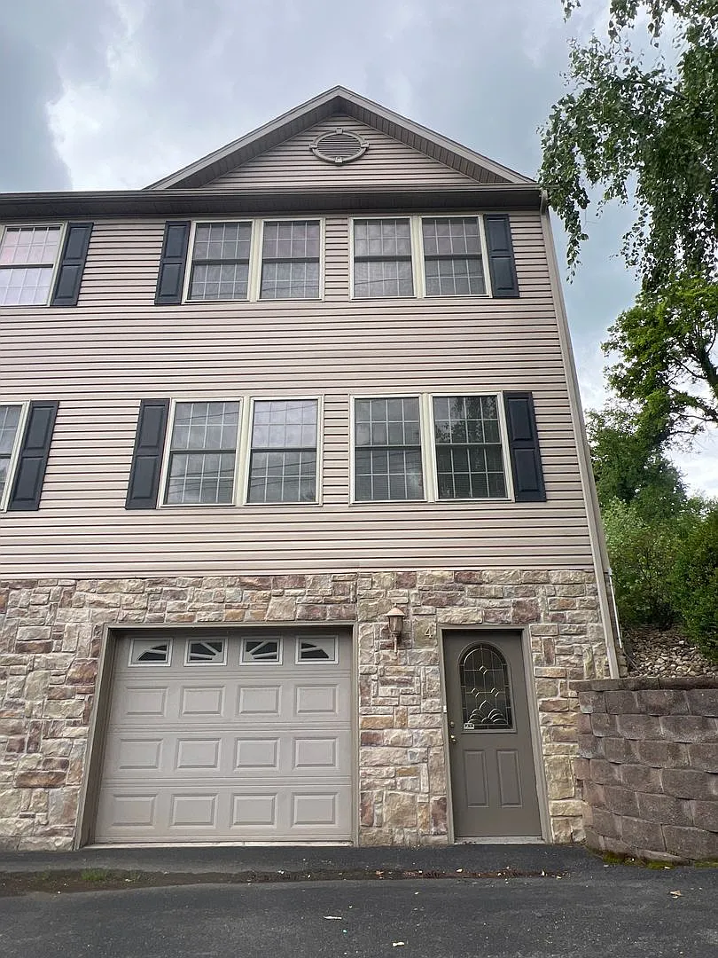 2 Bedroom, 2.5 Bath Townhome Near Med Center - Available 8/5! — Photo 1