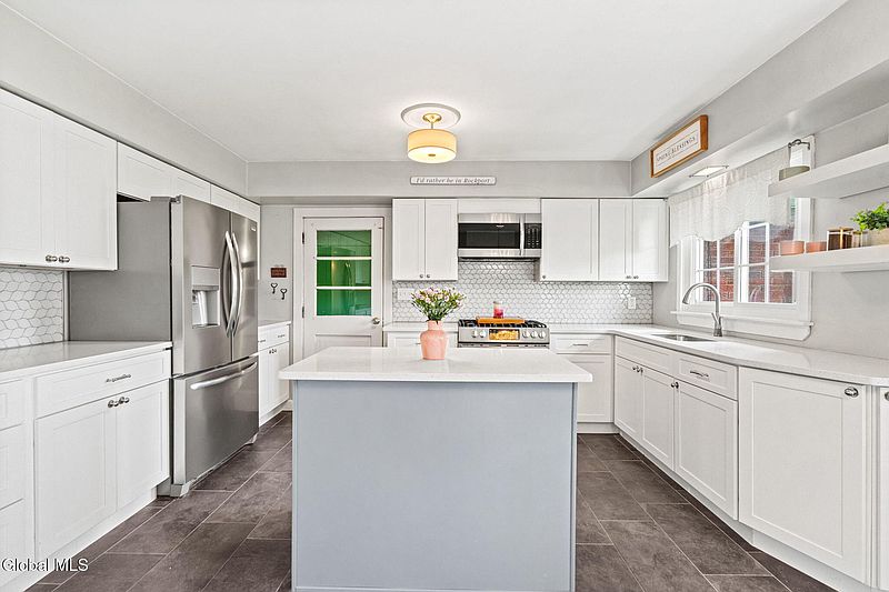 4th image of 387 Columbia Street