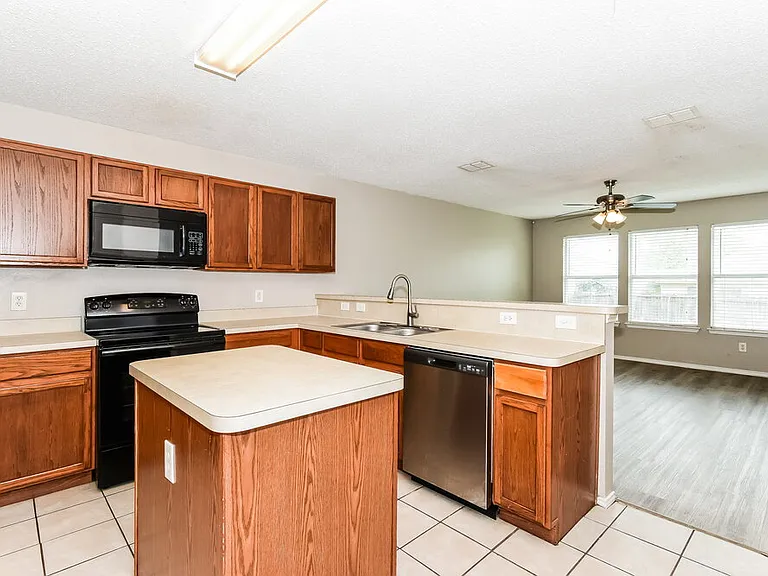 1112 Alexandria Dr — Photo 9