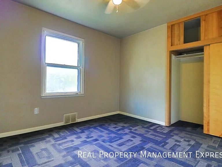 2905 E 19th St — Photo 11