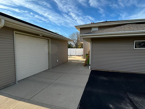 2nd image of 935 S Imperial Dr