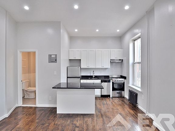 2nd image of 258 Halsey St #1R