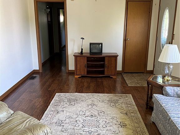 4th image of 174 Clyde Ave