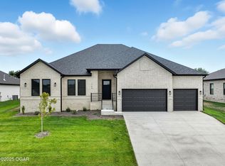 1744 E Cobblestone Dr, Ozark, MO 65721