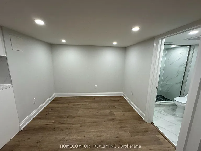 211 Osler St #LOWER — Photo 14