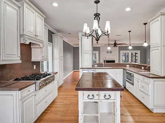 3rd image of 611 Clearview Ct