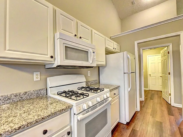 2010 Laurel Pointe Ln — Photo 11