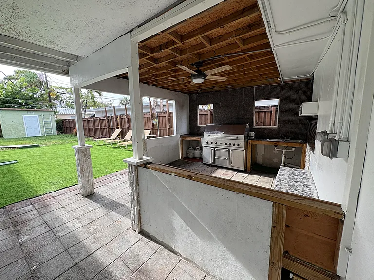 1032 NE 16th Ter — Photo 35