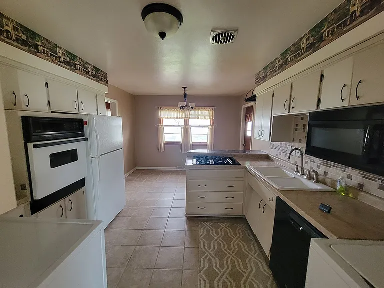425 Beverly Hills St — Photo 1