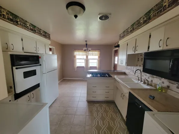 425 Beverly Hills St, Waterloo, IA 50701