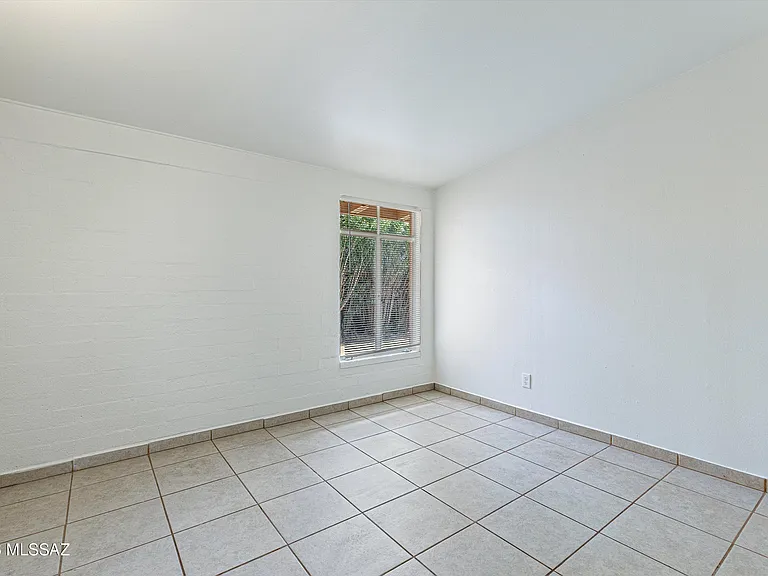 104 N Douglas Ave — Photo 20