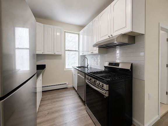 3rd image of 24-36 42nd St Floor 1