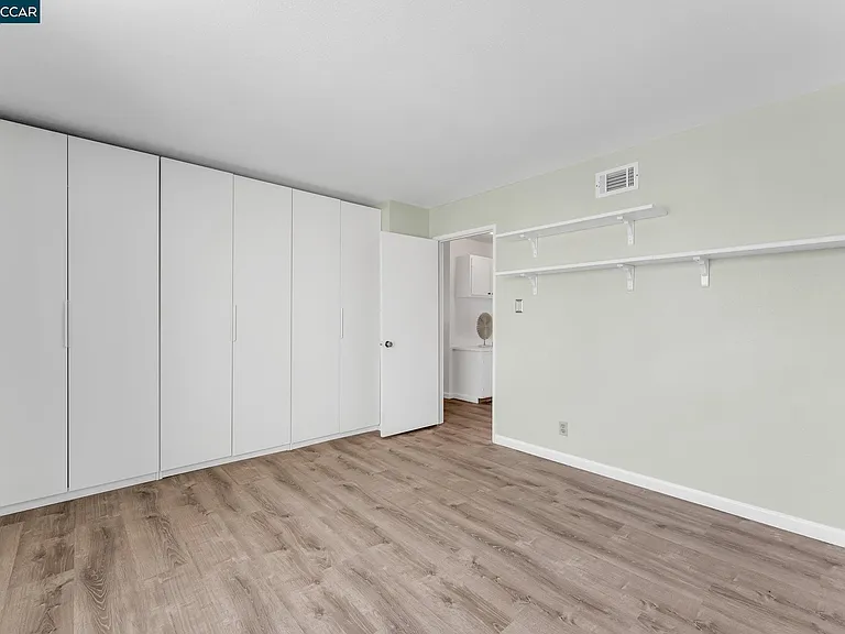 392 Bayview Cir — Photo 15
