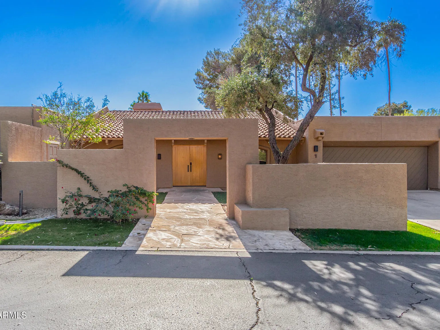 3 bed, 3.5 bath, 4000 sqft, $8,200 — Photo 2