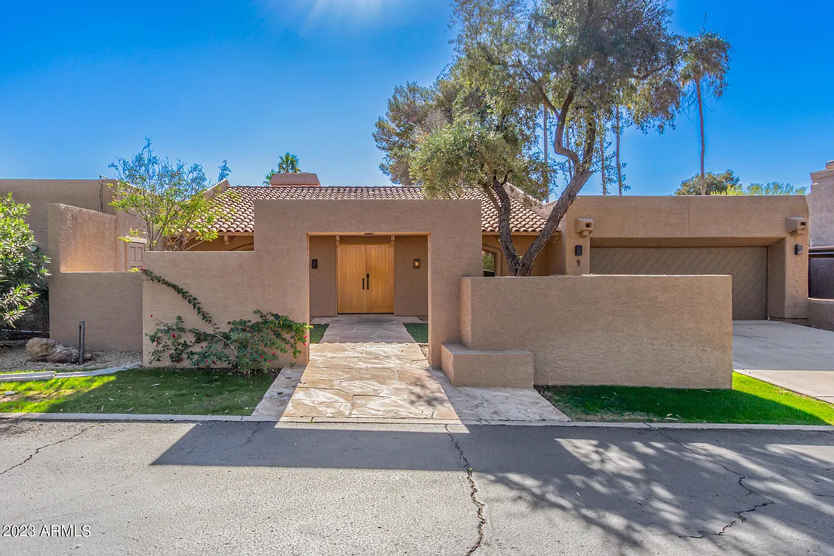 Building Photo - 4450 E Camelback Rd #1