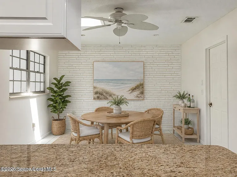 302 Emerald Pl E — Photo 8