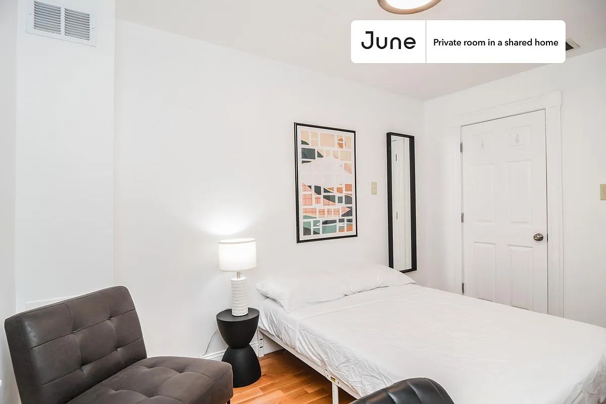 Full bedroom in 7 bed/2 bath home in Allston #834 D — Photo 1