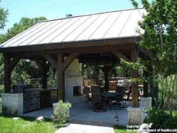 Outdoor Kitchen/Fireplace