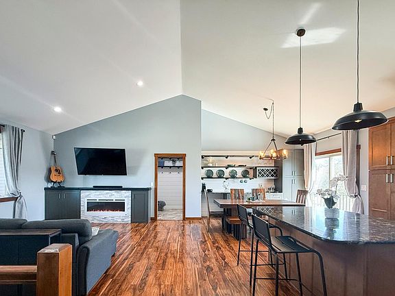 3rd image of 3927 Stone Point Dr NE
