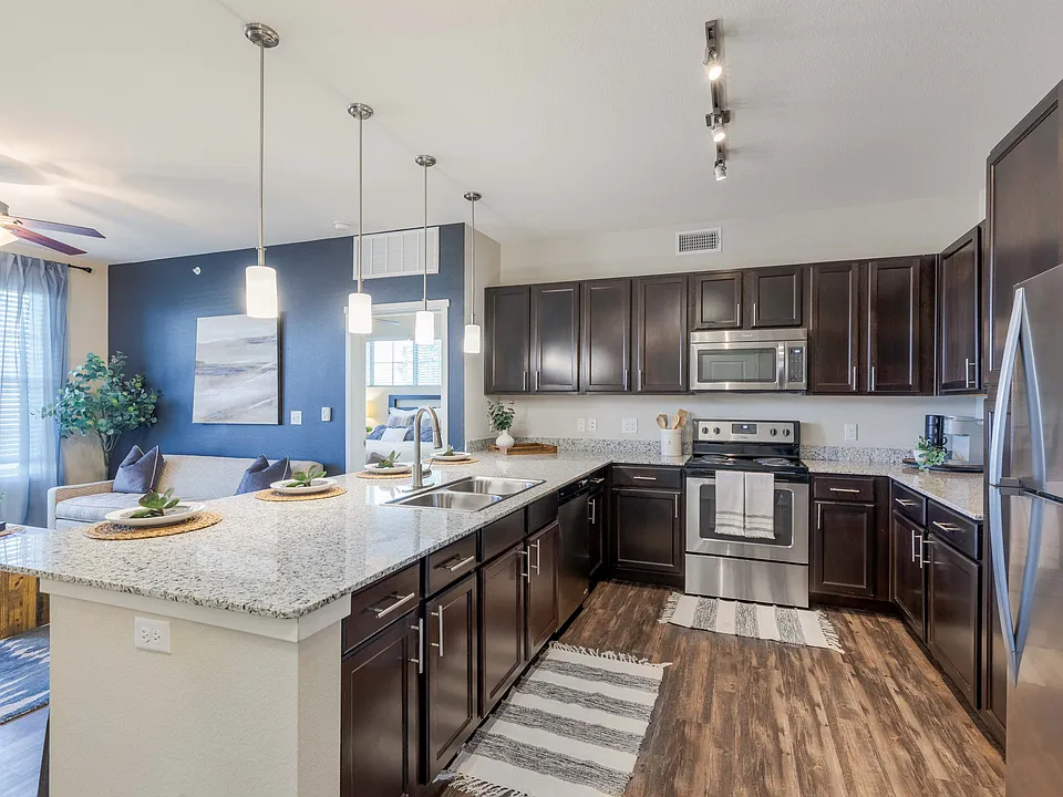 Stainless Steel Appliances & Granite Countertops