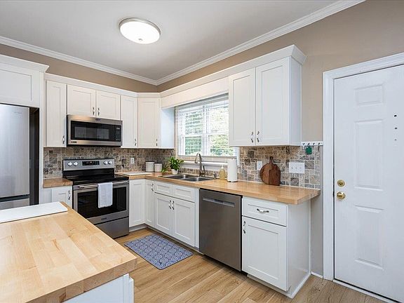 5th image of 105 New Britain Ct