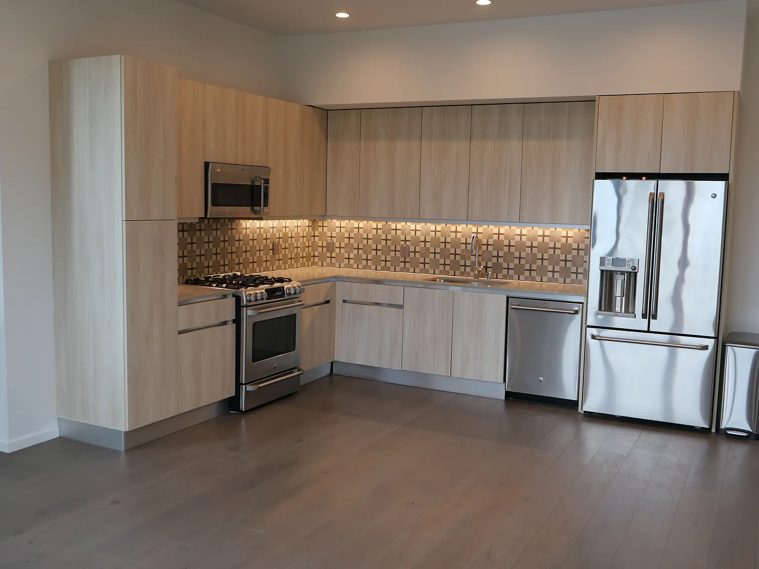 3 bed, 2020 sqft, $6,050 — Photo 3