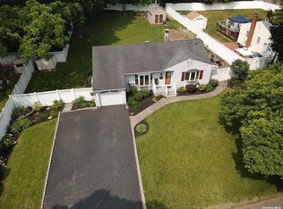 24 W 8th St, Ronkonkoma, NY 11779