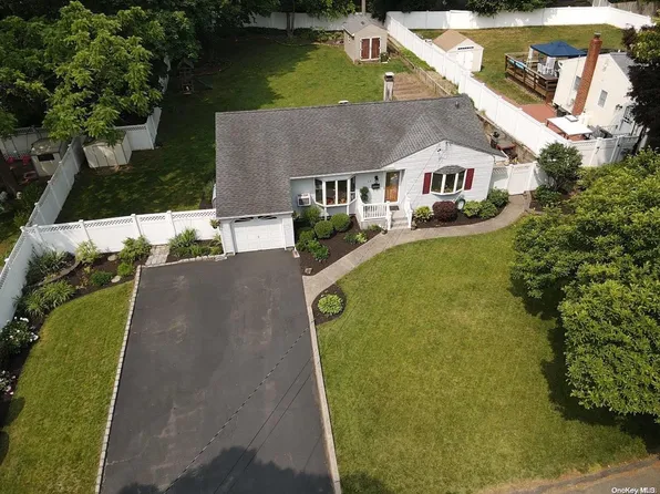 24 W 8th Street, Ronkonkoma, NY 11779
