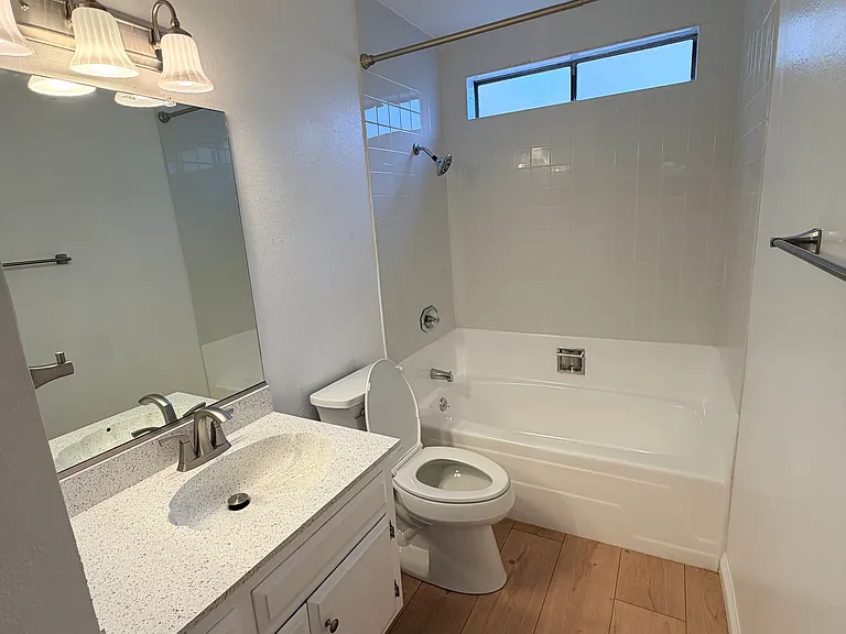 2614 W Juniper St #2 — Photo 5