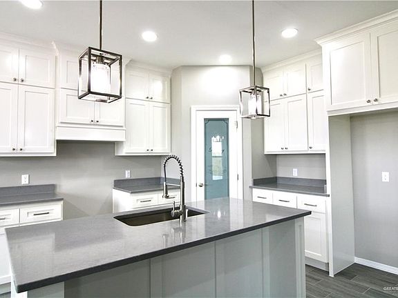 5th image of 410 Catalina Ave