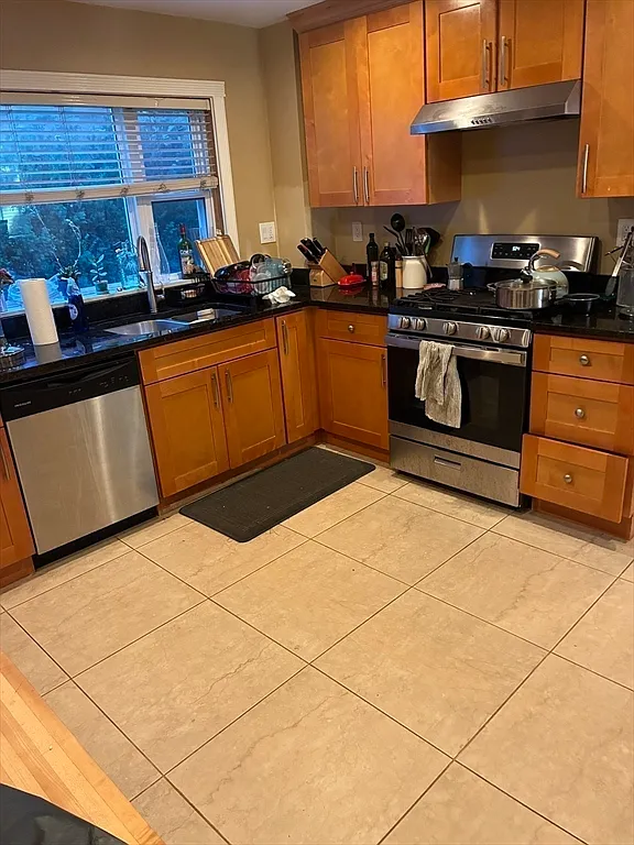 4 bed, 1.5 bath, 1300 sqft, $4,700 — Photo 4