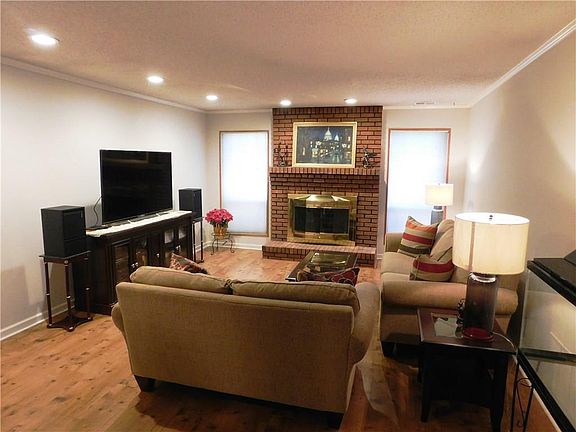 5th image of 352 Willowbrook Dr