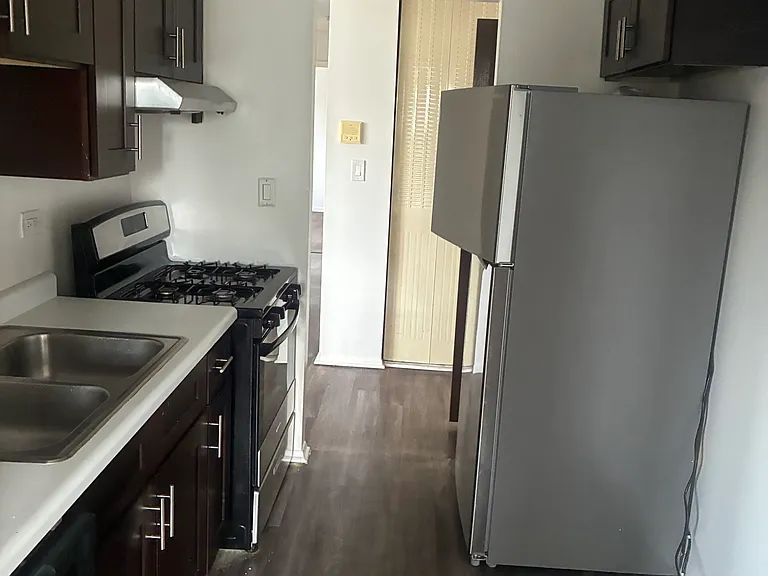125 Surrey Dr #201 — Photo 4
