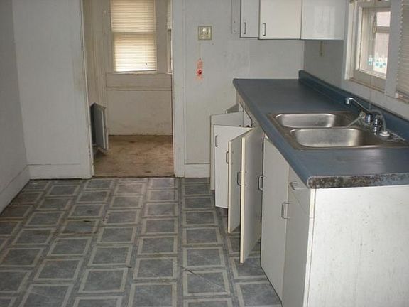 5th image of 909 14th Ave