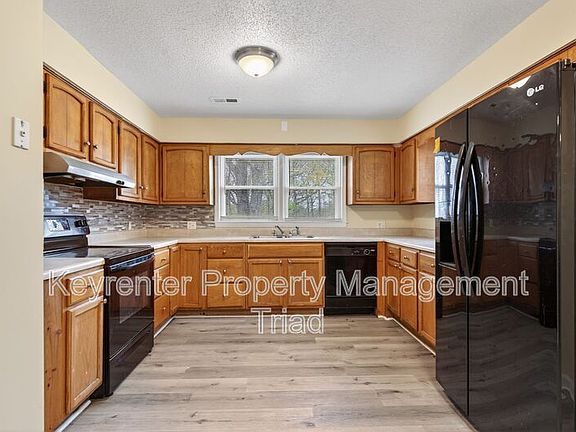 2nd image of 506 Rocky Knoll Rd