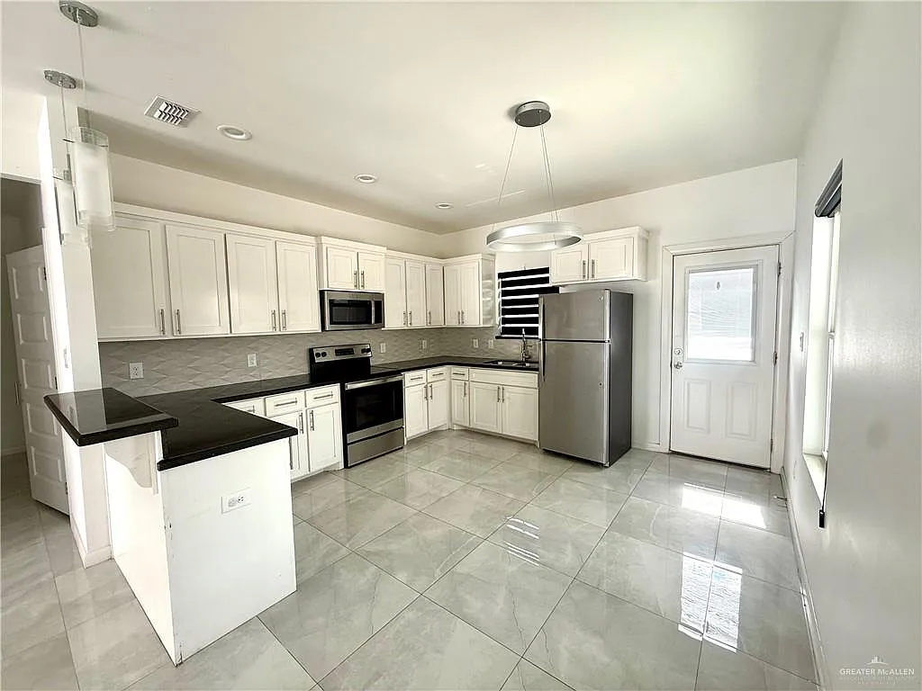 2 bed, 2.0 bath, 4372 sqft, $1,050 — Photo 3