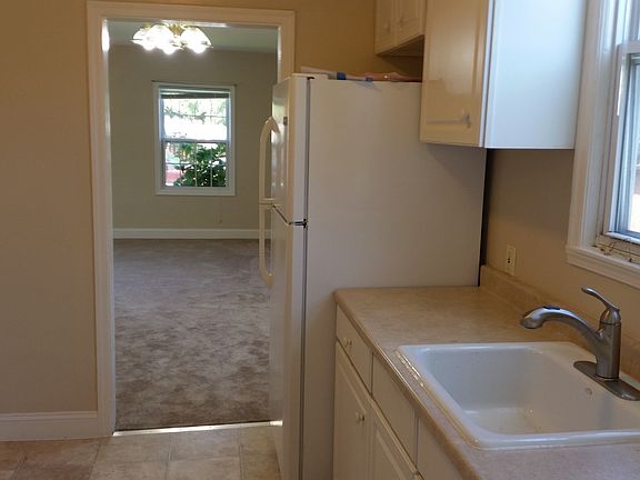 4th image of 1003 Adams St
