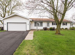 1 Thomas Ct, Wapella, IL 61777