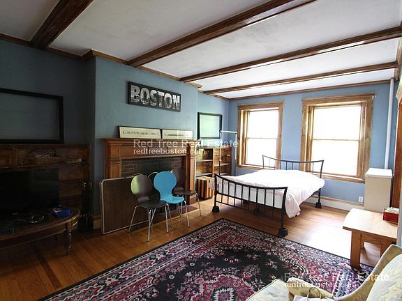 3rd image of 179 Babcock St #2Z
