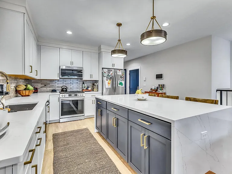 1647 W Irving Park Rd #1W — Photo 6