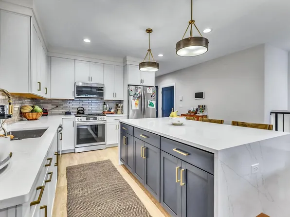 1647 W Irving Park Rd #1W, Chicago, IL 60613