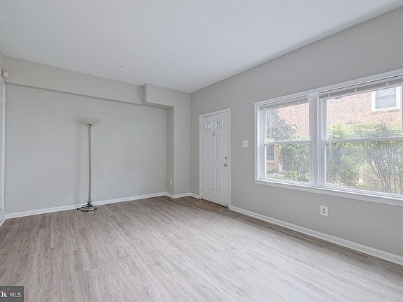 4th image of 98A N Bedford St #A