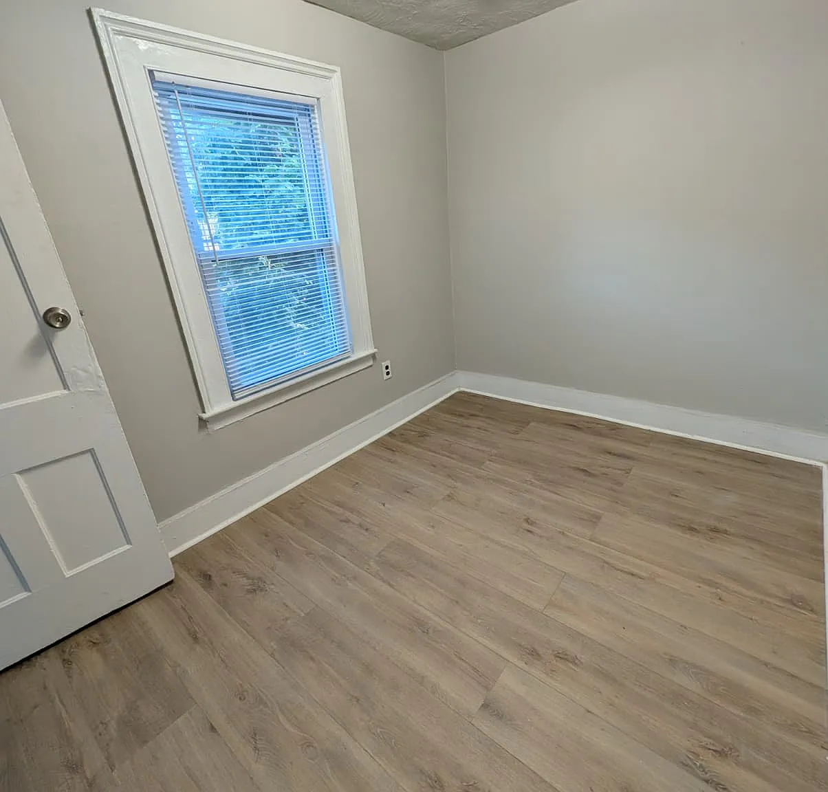 16 Hallock Ave — Photo 3