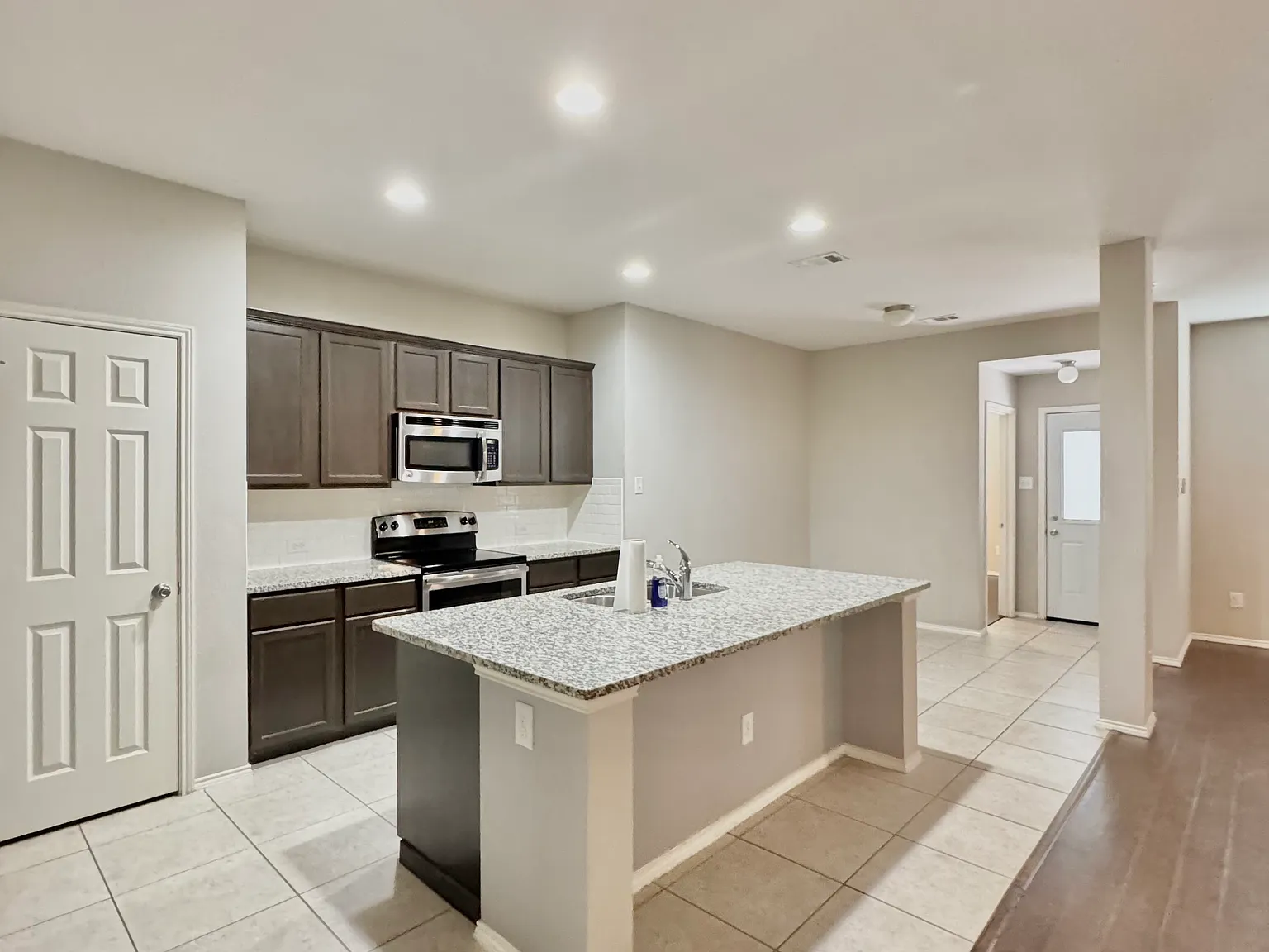 3 bed, 1859 sqft, $2,200 — Photo 3