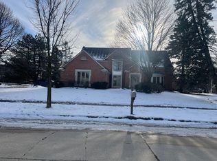 2035 Kingsway Dr, Troy, MI 48098