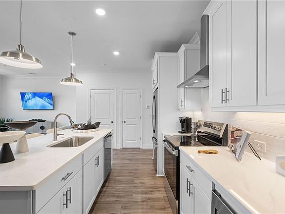 Welcome home to Market Square at Sawnee Village!