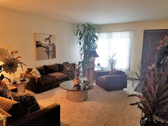 3rd image of 372 Manning Dr