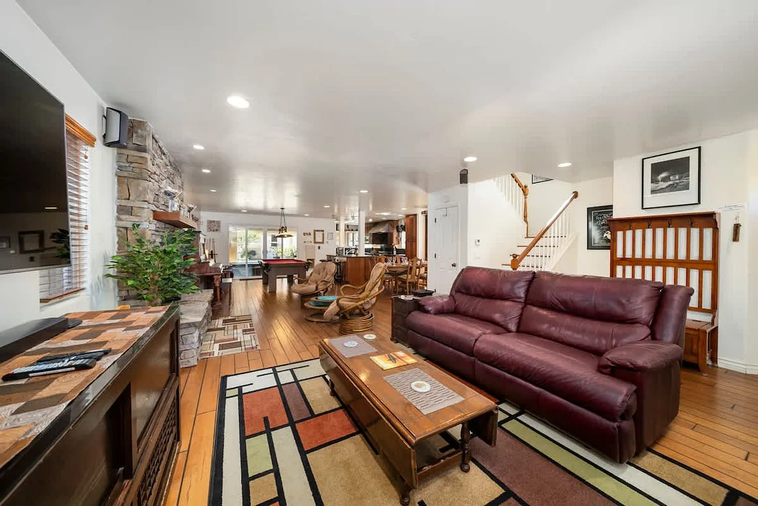 3 bed, 2.0 bath, 2454 sqft, $10,008 — Photo 2