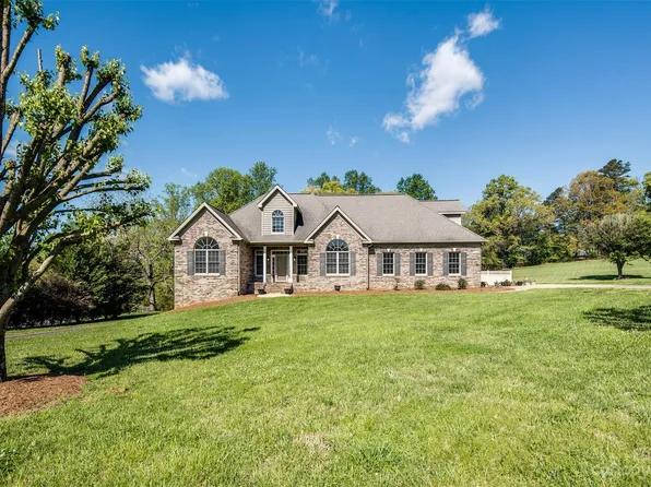 1125 Walnut Acres Dr, Hickory, NC 28602