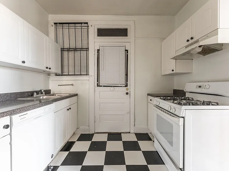 4352 N Winchester Ave — Photo 5